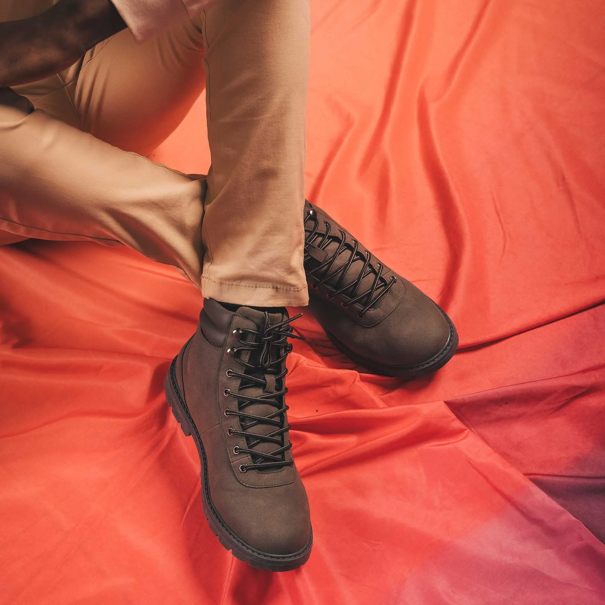 Adar Unisex Vegane Wildleder-Schnürstiefeletten für den Winter | Grau