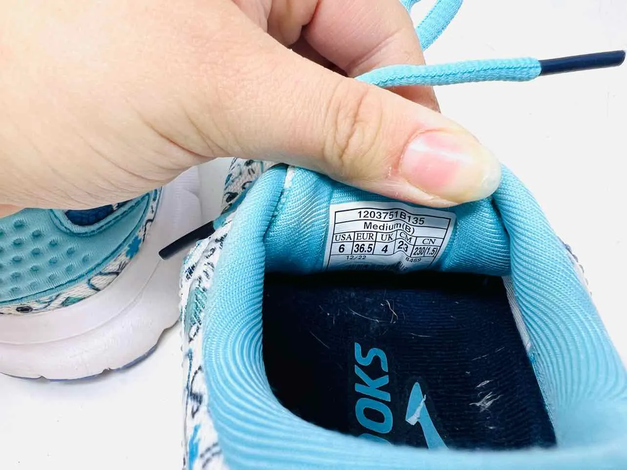 Brooks Größe 6 Weiß/Mehrfarbige Druck Schuhe Sneaker