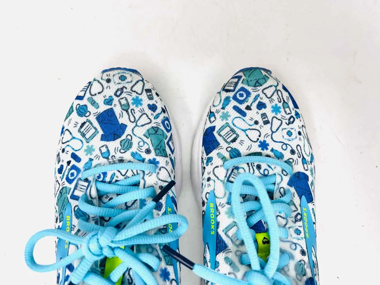Brooks Größe 6 Weiß/Mehrfarbige Druck Schuhe Sneaker