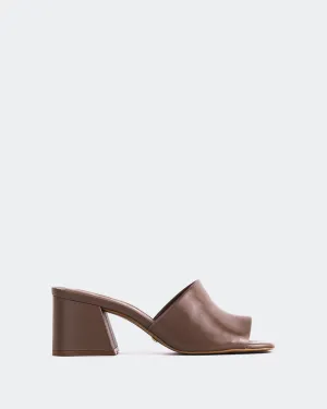 Clarabelle Braun Leder