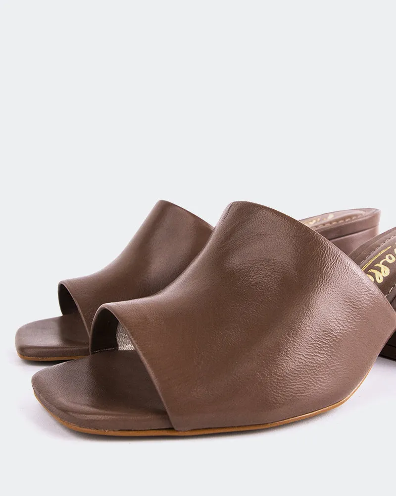 Clarabelle Braun Leder