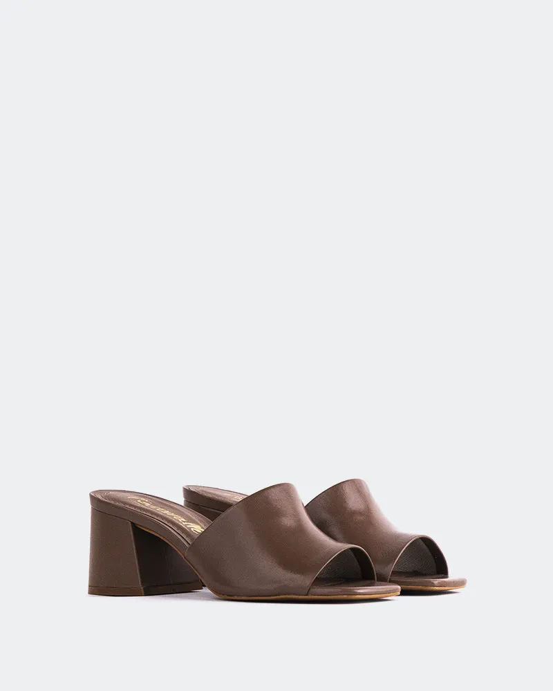 Clarabelle Braun Leder