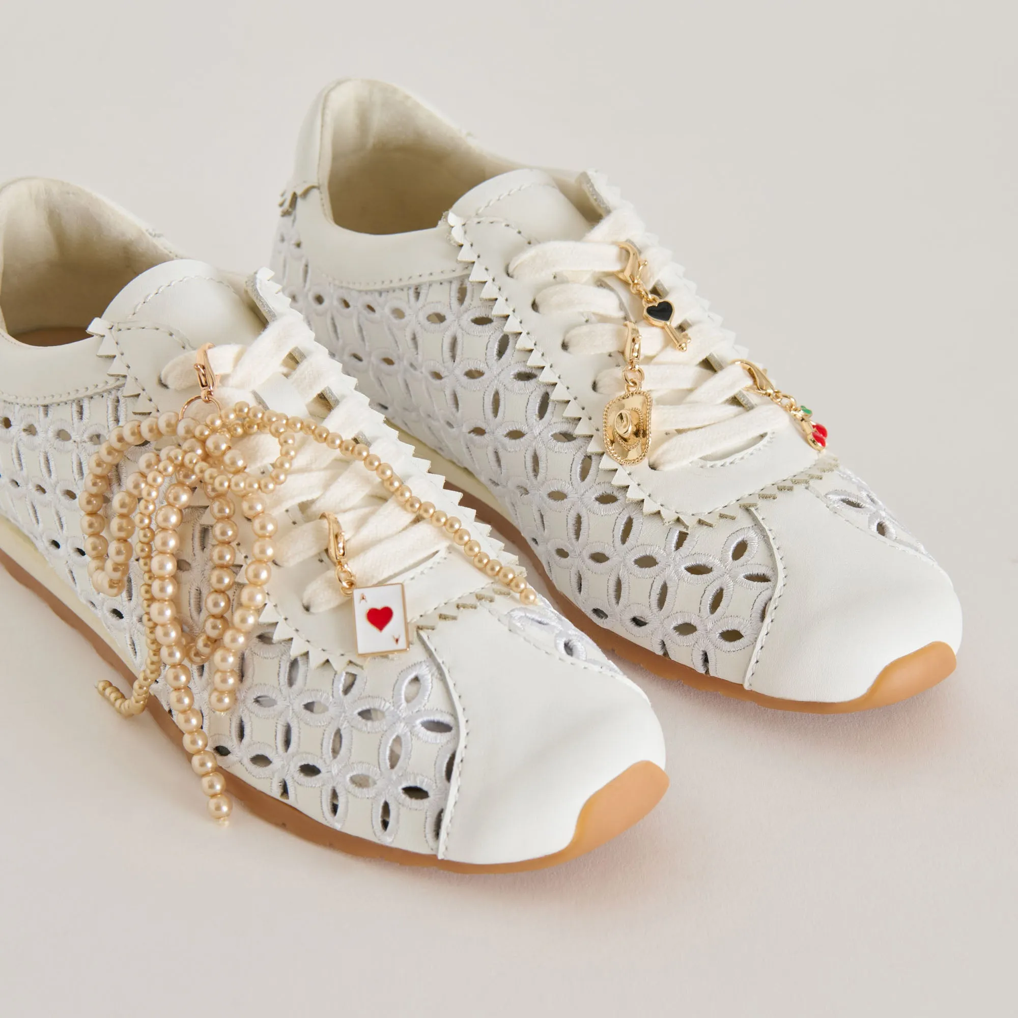 DANIE SNEAKERS WEIßES LEDER   GOLDENE SCHLEIFEN-ANHÄNGER BUNDLE