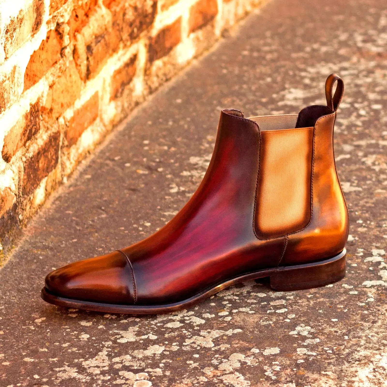 Dapperfam Schuhe DapperFam Monza in Cognac / Burgunderrot Herren-Handbemalte Patina Chelsea-Stiefel