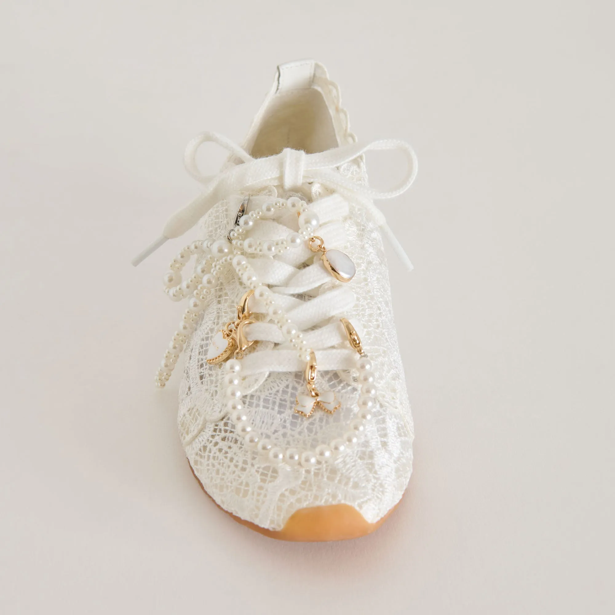 DAYANA SNEAKERS WEIßE SCHNÜRSENKEL   PERLENANHÄNGER BUNDLE