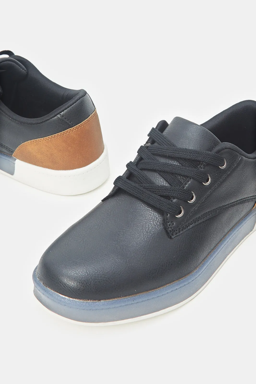 Herren schlichte schwarze Sneakers