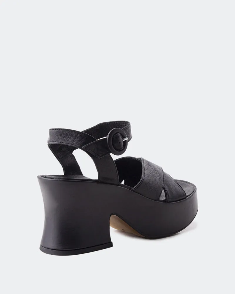 Nerissa Leder in Schwarz