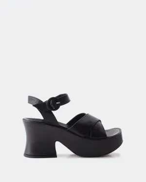 Nerissa Leder in Schwarz
