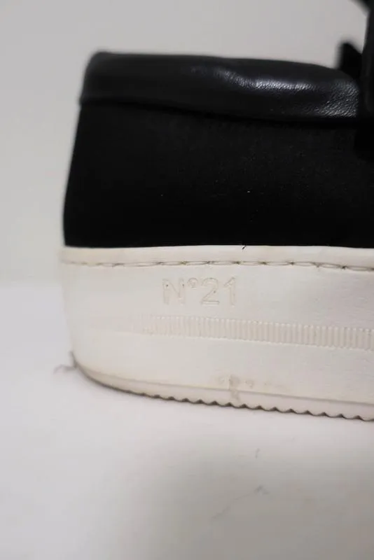 Nr. 21 Bogen-Sneaker Schwarz Satin mit Kristallverzierungen Größe 36,5 Slip-On Plateauabsatz